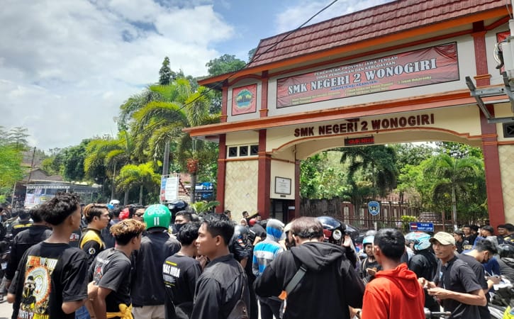 Ratusan anggota Persaudaraan Setia Hati Winongo (PSHW) berkumpul di depan SMKN 2 Wonogiri, Senin (3/10/2022). (Solopos.com/Luthfi Shobri M.)