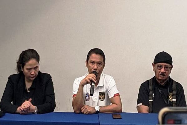 Sekretaris Jenderal PSSI Yunus Nusi (tengah), didampingi Wakil Sekretaris Jenderal PSSI Maaike Ira Puspita (kiri) dan Kepala Tim Medis PSSI Syarif Alwi memberikan keterangan mengenai kerusuhan di Stadion Kanjuruhan, Malang, di Stadion Madya Gelora Bung Karno, Jakarta, Minggu (2/10/2022). (ANTARA/Michael Siahaan)