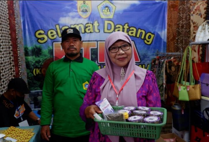 Kelompok Wanita Tani (KWT) Mekar Mandiri dari Kecamatan Masaran, Kabupaten Sragen, membuat Teh Telang Biru. (Istimewa/sragenkab.go.id)