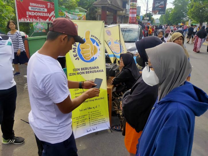 Warga memanfaatkan layanan stan DPMPTSP Karanganyar di area CFD Colomadu, Kabupaten Karanganyar, Minggu (2/10/2022) untuk mengurus Nomor Induk Berusaha (NIB). (Istimewa/ DPMPTSP Karanganyar)