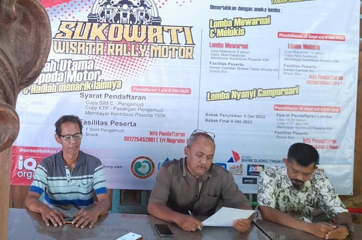 Panitia Sukowati Wisata Motor Rally 2022 menyampaikan penjelasan kepada awak media saat jumpa pers di R.M. Saung Sumilir Plumbungan, Karangmalang, Sragen, Rabu (5/10/2022). (Solopos.com/Tri Rahayu)