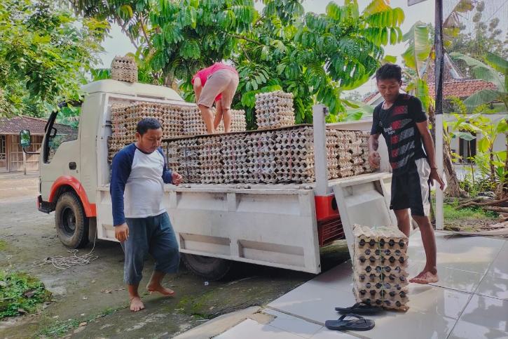 Proses pengiriman telur asin usaha Dwi Nurohmad, warga Desa Newung, Kecamatan Sukodono, Sragen. (Istimewa/Dwi Nurohmad)