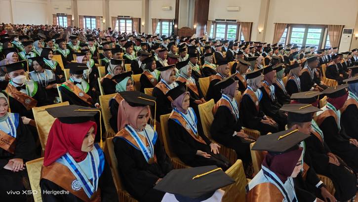 STIKes Mitra Husada Karanganyar Wisuda 232 Mahasiswa