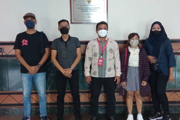TKI asal Purworejo, Jawa Tengah, Meri Haspari saat diamankan dan akan dipulangkan ke Indonesia malalui PLBN Entikong oleh KJRI Kuching, Selasa (4/10/2022). (ANTARA/HO-KJRI Kuching)