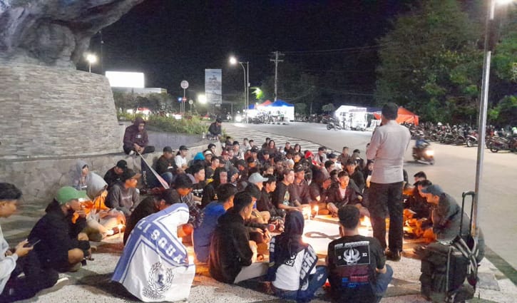 Aliansi Suporter Boyolali melaksanakan doa dan zikir bersama di Simpang Lima Boyolali, Minggu (2/10/2022) malam. Doa dan zikir dipimpin oleh seorang anggota kepolisian. (Solopos/Ni’matul Faizah)
