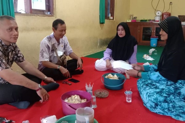 Dinkes Jember mengganti biaya ambulans yang dikeluarkan pihak keluarga korban tragedi di Stadion Kanjuruhan, di rumah duka di Kecamatan Sumbersari, Kabupaten Jember, Jatim, Kamis (6/10/2022). (Solopos.com-Antara/HO Diskominfo Jember)