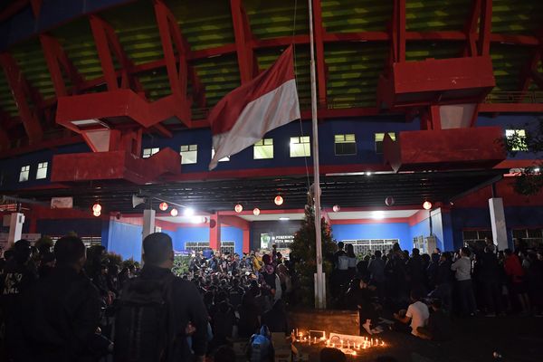 Suporter Arema FC (Aremania) melakukan pertemuan di depan Stadion Gajyana, Kota Malang, Jawa Timur, Senin (3/10/2022). Dalam pertemuan tersebut mereka membahas mengenai gerakan aksi dan tuntutan agar tragedi Stadion Kanjuruhan diusut tuntas. (Antara/Zabur Karuru)