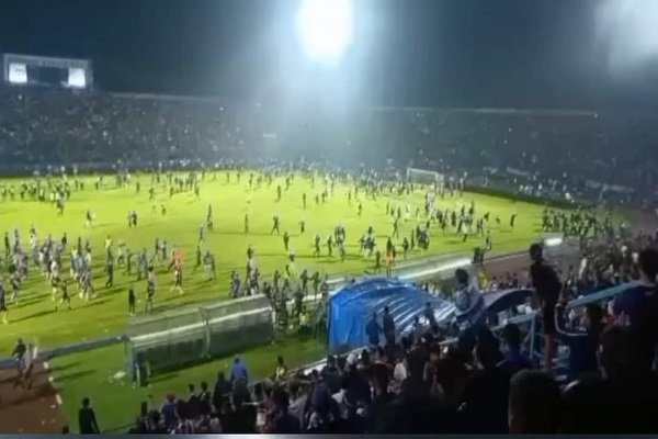 Ribuan suporter Arema FC berhamburan ke lapangan seusai pertandingan melawan Persebaya Surabaya, Sabtu (1/10/2022). (Istimewa)