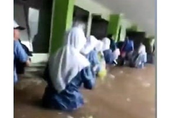 Banjir tiba-tiba menerjang MTSN 19 Pondok Labu, Jakarta Selatan hingga membuat tiga siswa meninggal tertimpa tembok jebol, Kamis (6/10/2022) (Istimewa)