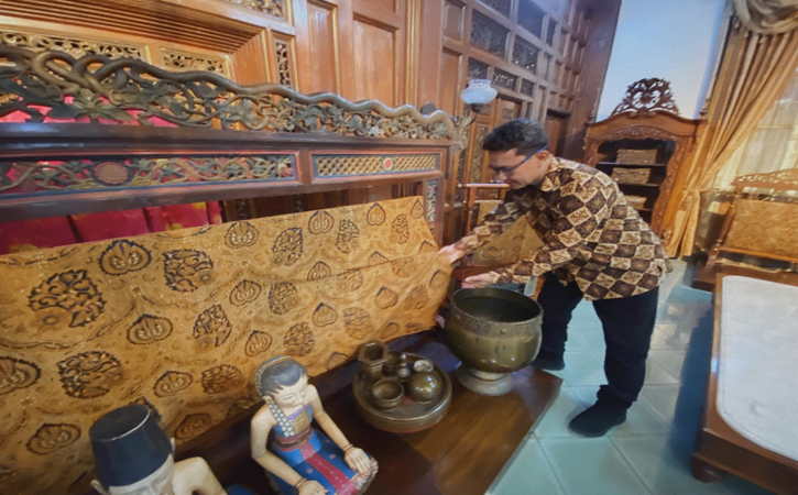 Ketua Paguyuban Kampung Batik Kauman, Gunawan Setiawan menunjukkan koleksi batik tulis di showroomnya belum lama ini. (Solopos/Afifa Enggar Wulandari)
