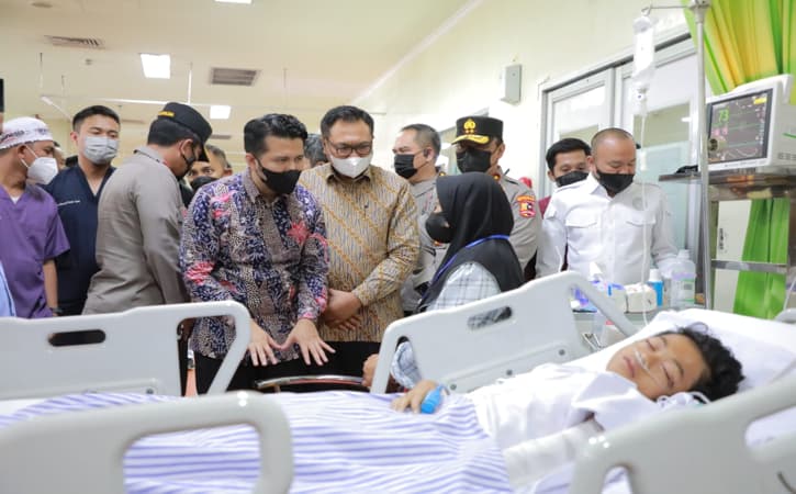 Wakil Gubernur Jawa Timur, Emil Elestianto Dardak, saat menjenguk salah satu korban dalam tragedi Kanjuruhan di RS Saiful Anwar Malang, Selasa (4/10/2022). (Istimewa/Pemprov Jatim)