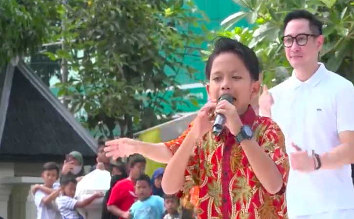 Farel Prayoga bikin GPH Paundrakarna Jiwo Suryonegoro (kanan) bergoyang bersama warga yang beraktivitas pada Solo car free day (CFD) dalam peringatan Hari Batik Nasional di depan Loji Gandrung, Solo, Minggu (2/10/2022) pagi.(Solopos/Wahyu Prakoso)