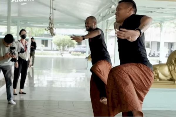 Ferdinand Sinaga (kanan) dan Andri Ibo belajar menari di Pura Mangkunegaran, Solo, Jawa Tengah. (Tangkapan layar PersisTV)