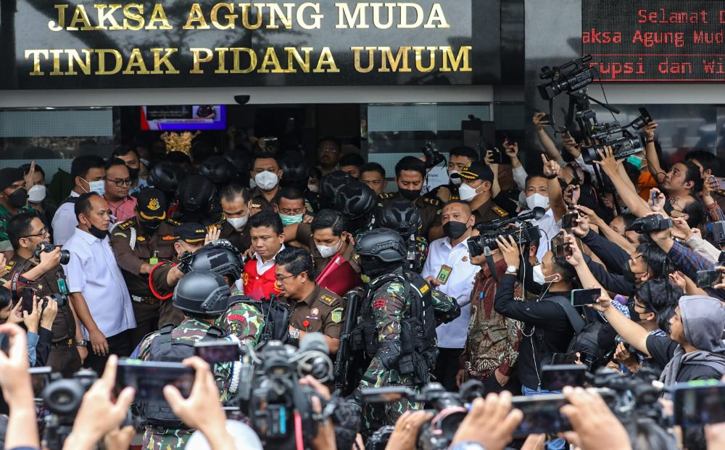 Tersangka pembunuhan Brigradir J, Ferdy Sambo menggunakan rompi tahanan Kejaksaan keluar dari gedung Jaksa Agung Muda Tindak Pidana Umum (Jampidum) saat pelimpahan berkas di Jakarta, Rabu (5/10). /JIBI/Bisnis-Arief Hermawan P)