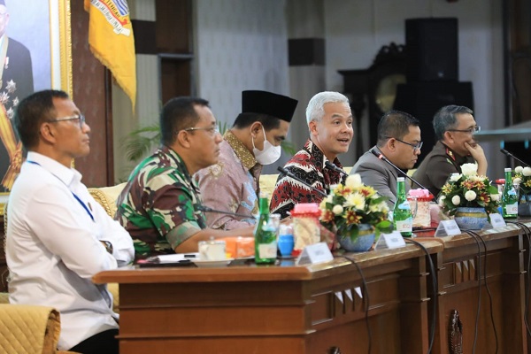 Gubernur Jateng, Ganjar Pranowo, saat memimpin rapat Forkopimda se-Jateng di Gradhika Bhakti Praja, Kota Semarang, Senin (3/10/2022). (Solopos.com-Humas Pemprov Jateng)