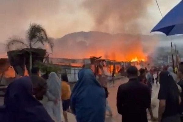 Gempa bumi di Tapanuli Utara, Sumatra Utara memicu kebakaran pasar di Sarulla, Sabtu (1/10/2022) pukul 06.30 WIB. (Twitter)