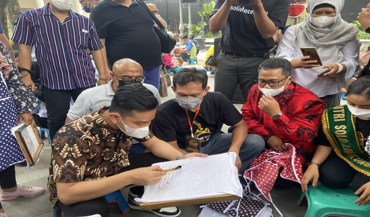 Wali Kota Solo Gibran Rakabuming Raka membatik di Festival Laweyan 2022, Sabtu (1/10/2022). (Solopos.com/Afifa Enggar Wulandari)