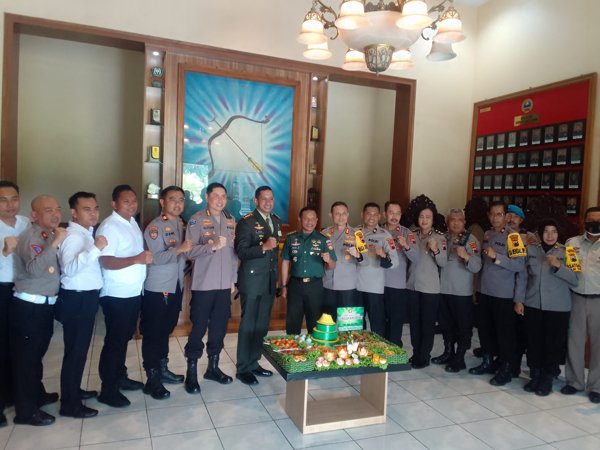 Jajaran Korem 074/Warastratama dan Polresta Solo berfoto bersama setelah pemberian kejutan dari Polresta pada peringatan Hari Ulang Tahun (HUT) ke-77 TNI di Makorem Solo, Rabu (5/10/2022). (Solopos/Bony Eko Wicaksono)