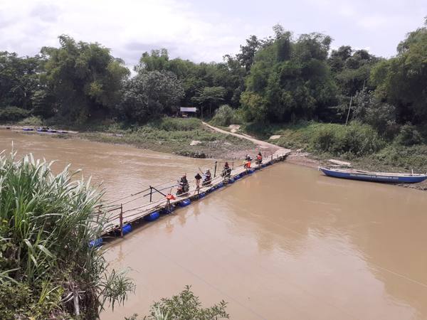 Pengendara sepeda motor menyeberangi Sungai Bengawan Solo melewati jembatan sasak dari Gadingan, Mojolaban, Sukoharjo, menuju Beton, Sewu, Jebres, Solo, Rabu (5/10/2022). (Solopos/Bony Eko Wicaksono)