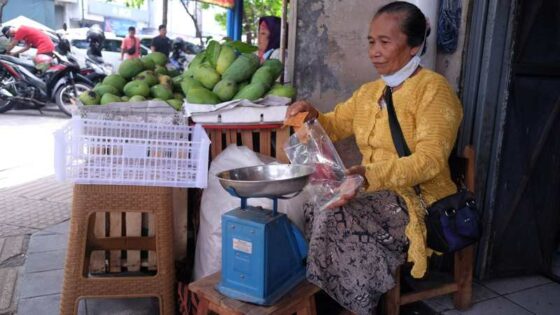 kebaya perempuan solo