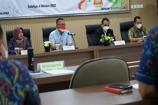 Pj Wali Kota Salatiga, Sinoeng N. Rachmadi, saat menghadiri acara Workshop Lingkungan Hidup di Kantor Pemkot Salatiga, Selasa (4/10/2022). (Solopos.com-Humas Pemkot Salatiga)