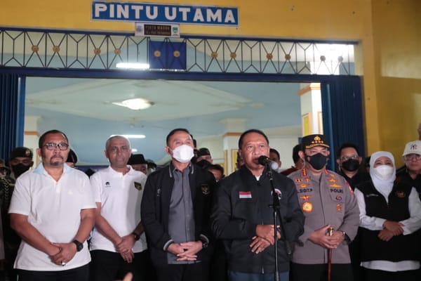 Menteri Pemuda dan Olahraga (Menpora) Zainudin Amali bersama Kapolri Jenderal Pol Listyo Sigit Prabowo meninjau Stadion Kanjuruhan, Malang, Jawa Timur, Minggu (2/10). Rombongan mengecek lokasi kejadian pasca-kerusuhan.(Imanuel/kemenpora.go.id)