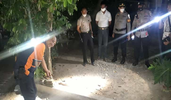 Polisi Sragen menggelar olah TKP kasus ibu membunuh anak kandungnya di Sragen, Selasa (4/10/2022) dini hari. (Istimewa/Polres Sragen)