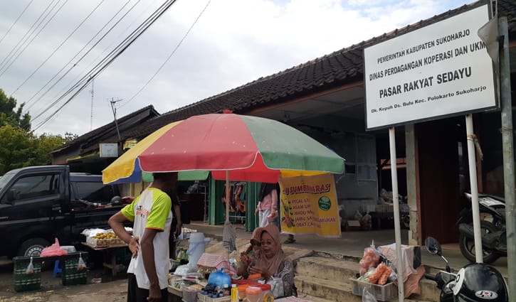 Pasar Rakyat Sedayu berlokasi di Dukuh Kepuh, Desa Weru, Kecamatan Polokarto, Sukoharjo yang penamaannya menggunakan mana desa di Karanganyar, berbatasan langsung dengan pasar rakyat tersebut (Solopos.com/Tiara Surya Madani)