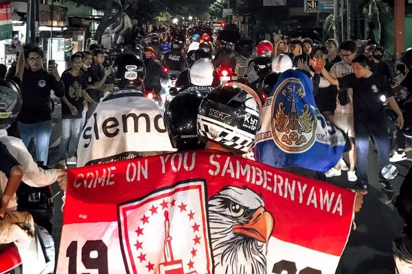 Bikin Merinding! Doa Bersama Jadi Ajang Suporter Solo-Jogja Bertemu Penuh Damai