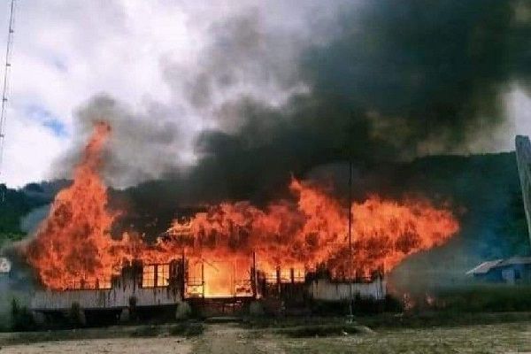 Kantor Distrik Kebo, Kabupaten Paniai, Papua dibakar orang yang kecewa terkait pembagian BLT, Jumat (30/9/2022). (ANTARA/HO-Humas Polda Papua)