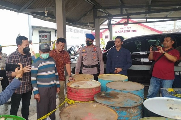 Pensiunan ASN Pemkab Ponorogo saat diminta aparat polisi menunjukkan BBM subsidi yang ditimbun selama lima bulan di Ponorogo, Jumat (7/10/2022). (Solopos.com-Antara/Humas Polres Ponorogo)