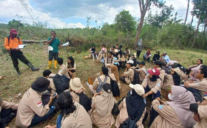 Perhutani Kesatuan Pemangkuan Hutan (KPH) Surakarta membimbing 75 mahasiswa Fakultas Pertanian UNS Solo di Petak 29i-2, Resort Pemangkuan Hutan (RPH) Pulosari, Bagian Kesatuan Pemangkuan Hutan (BKPH) Wonogiri, Sabtu (3/10/2022).(Istimewa)