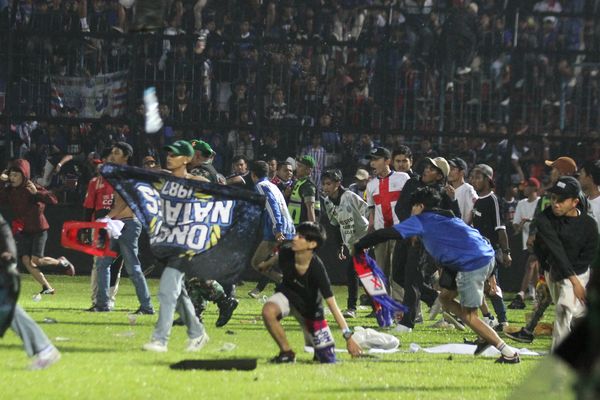 Suporter Arema FC memasuki lapangan setelah tim yang didukungnya kalah dari Persebaya dalam pertandingan sepak bola Liga 1 di Stadion Kanjuruhan, Malang, Sabtu (1/10/2022). (Antara/Ari Bowo Sucipto)