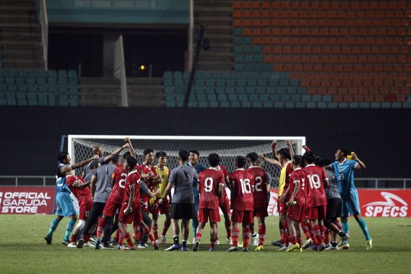 Sejumlah pemain Timnas U-17 Indonesia dan ofisial tim merayakan kemenangan atas UEA laga Grup B Kualifikasi Piala Asia U-17 2023 di Stadion Pakansari, Kabupaten Bogor, Jawa Barat, Rabu (5/10/2022). (Antara/Yulius Satria Wijaya)