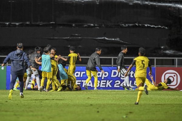 Para pemain Timnas U-17 Malaysia meluapkan kegembiraan seusai Muhamad Faris Danish mencetak gol ke gawang Timnas U-17 Uni Emirat Arab (UEA) dalam laga Grup B Kualifikasi Piala Asia U-17 2023 di Stadion Pakansari, Cibinong, Kabupaten Bogor, Jawa Barat, Jumat (7/10/2022). (Antara/M Risyal Hidayat)