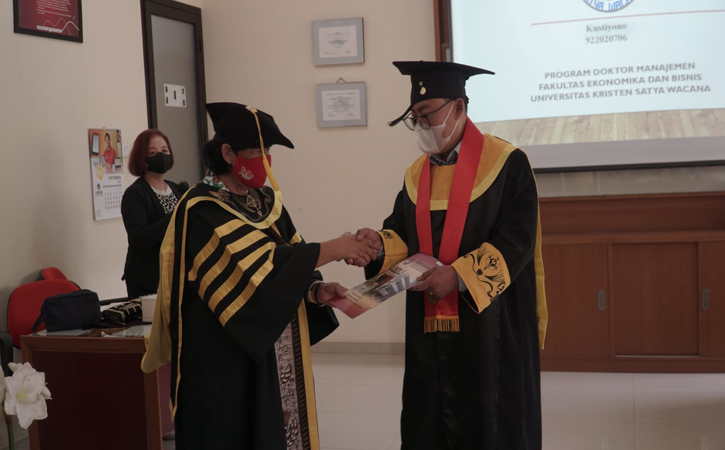 Kustiyono meraih gelar Doktor Manajemen dari Program Studi Doktor Manajemen Fakultas Ekonomika dan Bisnis (FEB) Universitas Kristen Satya Wacana (UKSW) Salatiga. (Istimewa)
