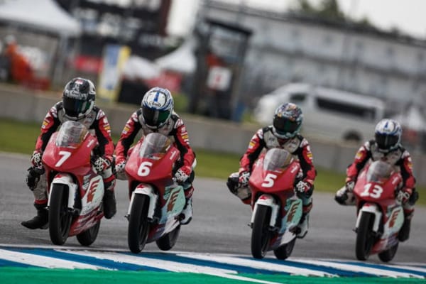 Pembalap Indonesia Veda Ega Pramata (#7) menjalani Race 1 kejuaraan Asia Talent Cup di Sirkuit Internasional Chang, Buriram, Thailand, Sabtu (1/10/2022). (ANTARA/HO-Asia Talent Cup/am)