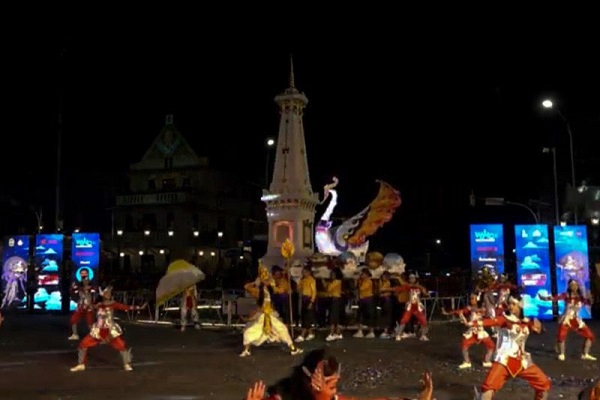 Penampilan peserta Wayang Jogja Night Carnaval untuk memeriahkan peringatan HUT ke-266 Kota Jogja di depan Tugu Jogja, Jumat (7/10/2022) malam. (Solopos.com-Antara/Dinas Pariwisata Kota Jogja)