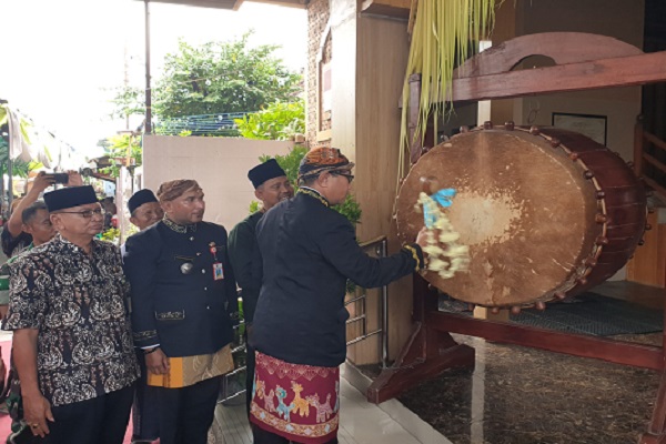 Sekda Kota Semarang Iswar Aminuddin menabuh beduk tanda dibukanya Gerebek Maulud 2022 di Kelurahan Gabahan, Kecamatan Semarang Tengah, Kota Semarang, pada Kamiw (6/10/2022). (Ponco Wiyono-Solopos.com)