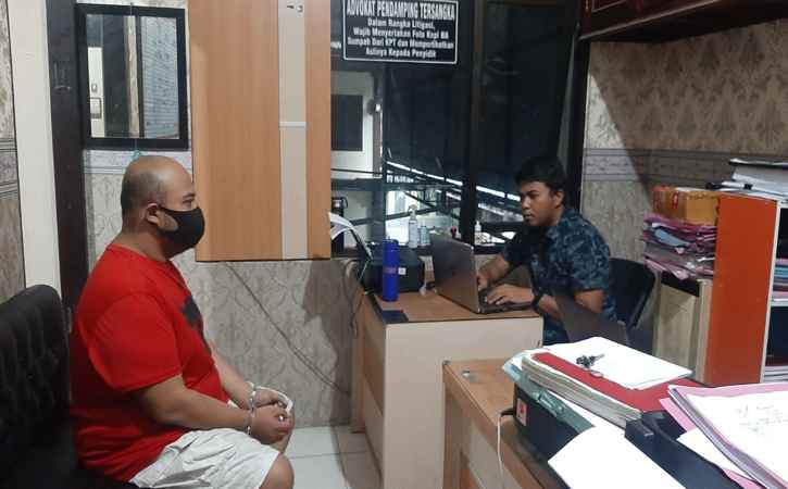 Tersangka penipuan sepeda motor, Gondit, tengah diperiksa di Mapolres Wonogiri, Senin (7/11/2022). (Istimewa/Humas Polres Wonogiri).