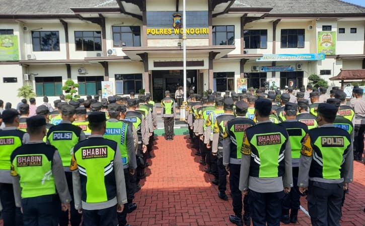 Sebanyak 86 personel Bhabinkamtibmas Polres Wonogiri melaksanakan apel pagi di halaman Mapolres Wonogiri, Selasa (15/11/2022). (Istimewa/Polres Wonogiri)