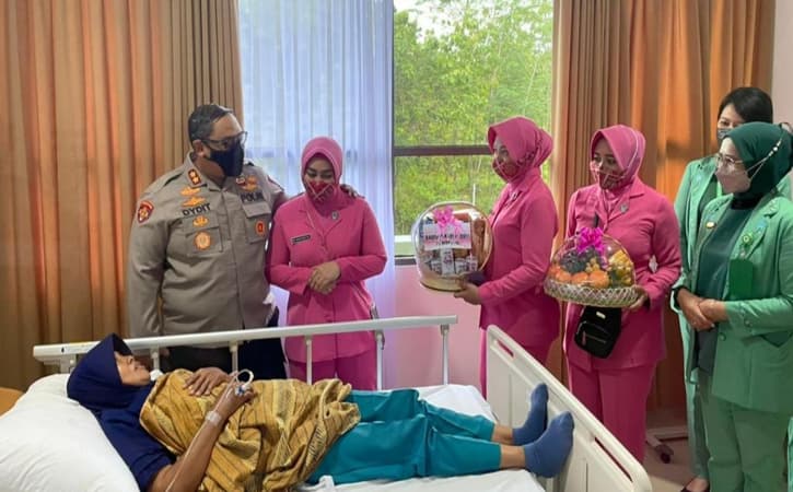 Kapolres Wonogiri, AKBP Dydit Dwi Susanto dan Ketua Bhayangkari Cabang Wonogiri, Nadia Dydit D.S., menengok sekalikus memberi bantuan kepada korban kecelakaan minibus di Desa Bumiharjo, Kecamatan Nguntoronadi yang masih dirawat di RS Hermina Wonogiri, Rabu (23/11/2022). (Istimewa/Polres Wonogiri)