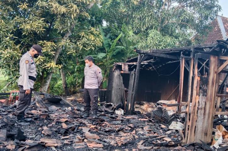 Warung makan di Dukuh Sridarto, Kelurahan Majenang, Sukodono, Sragen, ludes terbakar pada Sabtu (12/11/2022) akibat karena korsleting listrik. (Istimewa/Polres Sragen)