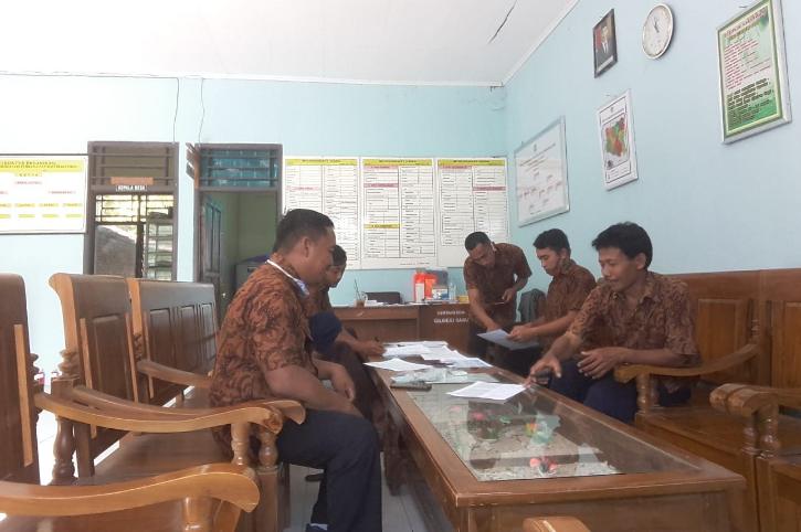 Para perangkat Desa Gilirejo Baru, Kecamatan Miri, Kabupaten Sragen. Foto diambil belum lama ini. (Istimewa/Ahmadi)