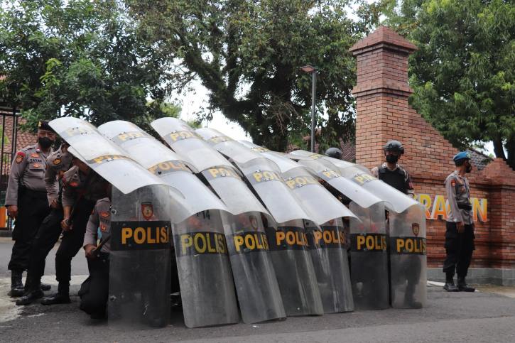 Personel Dalmas Polres Sragen bersiaga dengan membuat tameng saat simulasi Sispam Mako di Mapolres Sragen, Rabu (16/11/2022). Simulasi pengamanan itu dilakukan untuk menghadapi Pemilu 2024. (Istimewa/Polres Sragen)