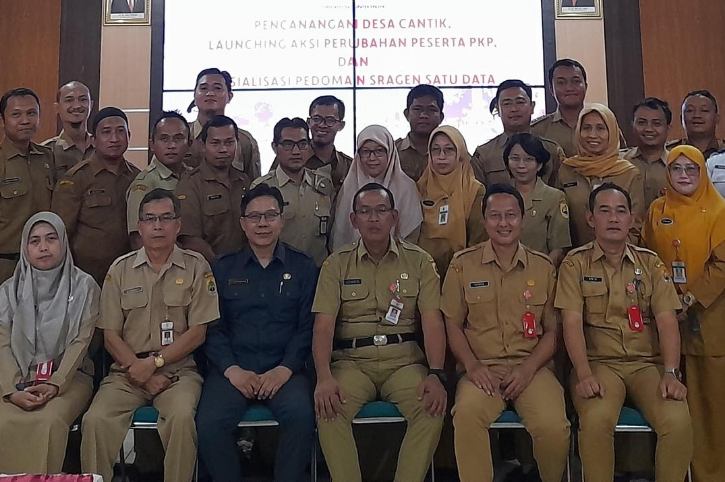 Para pejabat fungsional yang menciptakan inovasi dari hasil PKP 2022 berfoto bersama di Aula Sukowati Setda Sragen, Senin (21/11/2022). (Solopos.com/Tri Rahayu)