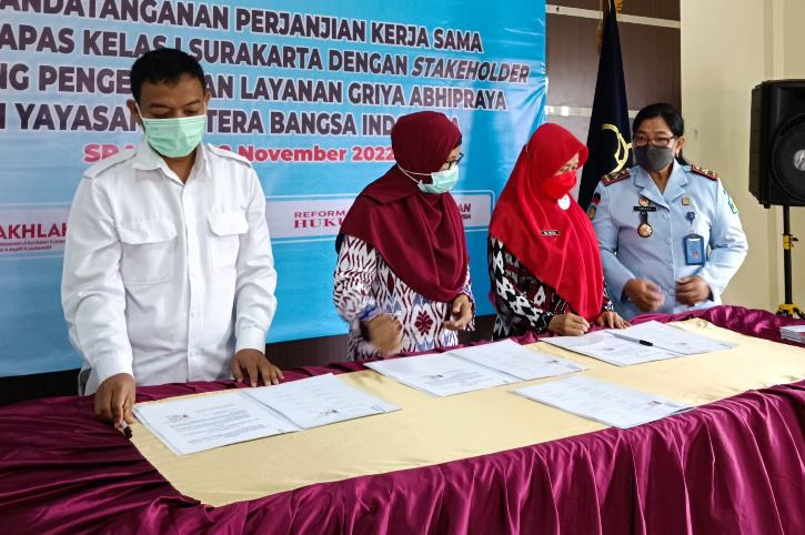 Penandatanganan perjanjian kerja sama antara Bapas Kelas I Solo, dengan stakeholder di antaranya Yayasan Lentera Bangsa Indonesia (YLBI) terkait pengelolaan layanan Griya Abhipraya di Aula Kecamatan Tanon, pada Selasa (22/11/2022). (Solopos.com/Galih Aprilia Wibowo)