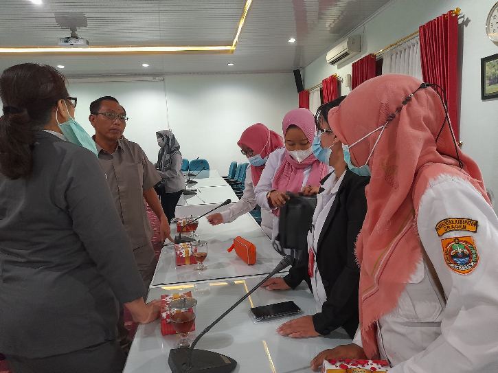 Anggota Komisi IV DPRD Sragen berdialog dengan perwakilan tenaga honorer di Aula Serba Guna DPRD Sragen, Rabu (23/11/2022). (Solopos.com/Tri Rahayu)