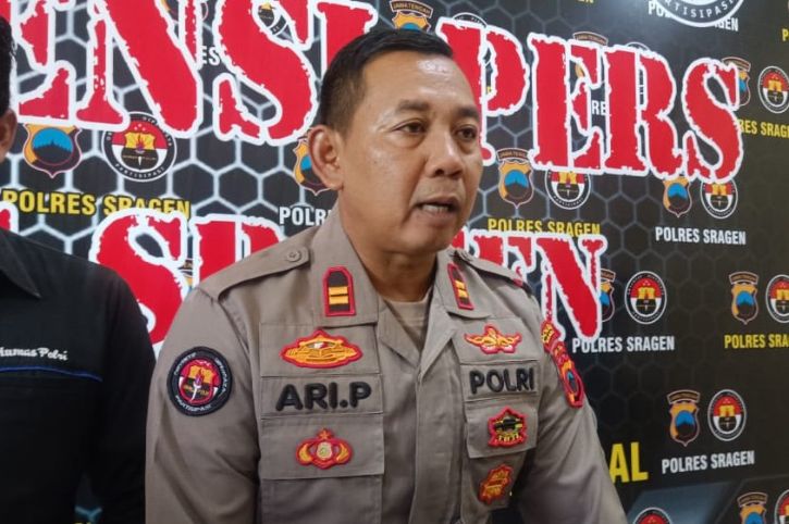 Kasi Humas Polres Sragen, Iptu Ari Pujiantoro, menjelaskan kasus penganiyaan santri di Ponpes Ta'mirul Islam, Masaran, Sragen. (Solopos.com/Galih Aprilia Wibowo)