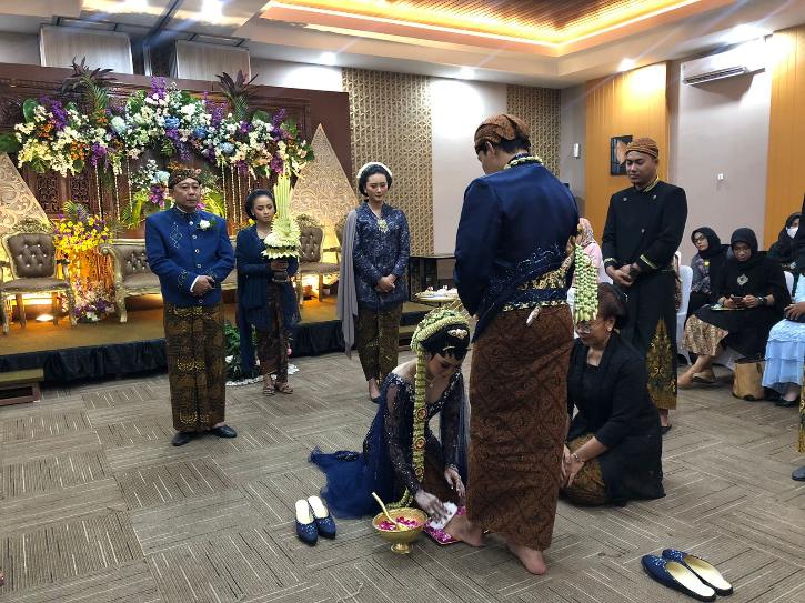 Prosesi wedding di Front One Hotel Sragen, pada Rabu (23/11/2022). (Solopos.com/Galih Aprilia Wibowo)